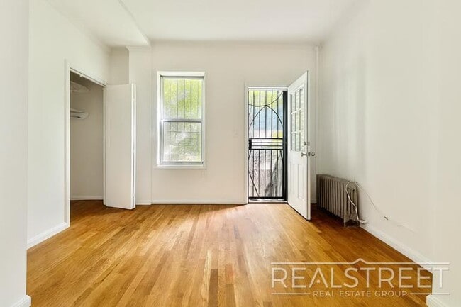 Building Photo - Charming 2 Bedroom with a Large Private Ba...