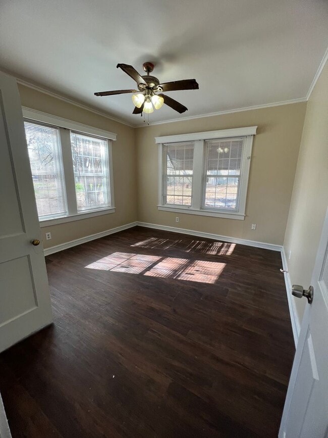 Building Photo - Close to Ochsner LSU, dining and shopping...