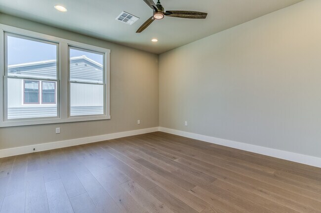 Building Photo - 311 E Evergreen St