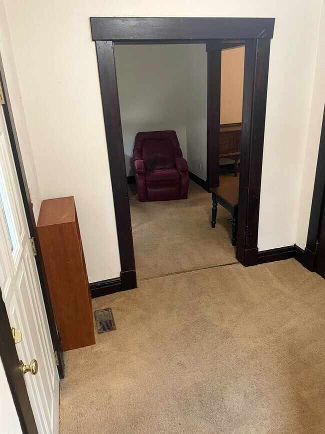 Foto del edificio - 117 E Davis Ave