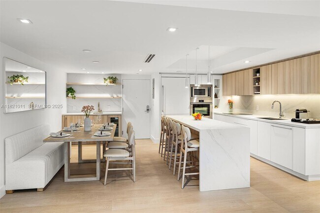 Building Photo - 2301 Collins Ave