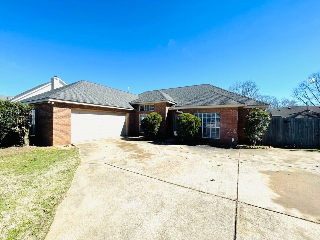 Foto principal - ** 4 bed 2 bath located off Atlanta Hwy **...