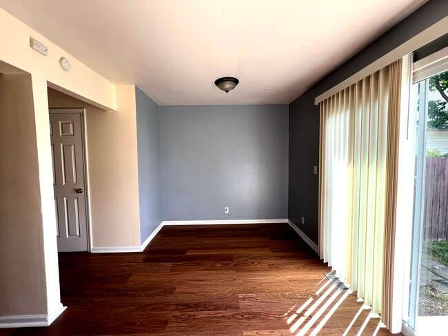 Building Photo - 124 Somerset Ln