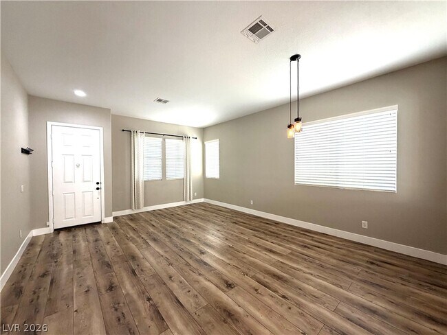 Foto del edificio - 7919 Quiet Canyon St