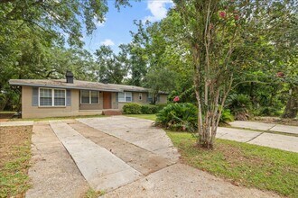 Building Photo - 1812 Honeysuckle Dr