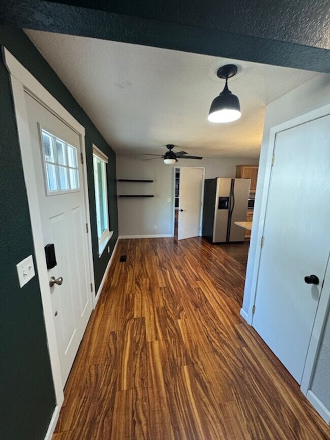 Foto del edificio - Updated 4 Bedroom Home in Fantastic Locati...