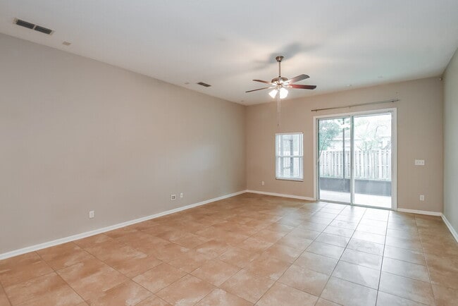 Foto del edificio - 15809 Canoe Creek Dr