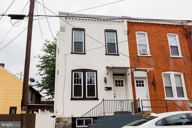 Building Photo - Charming 2 Bedroom Home with Modern Amenit...