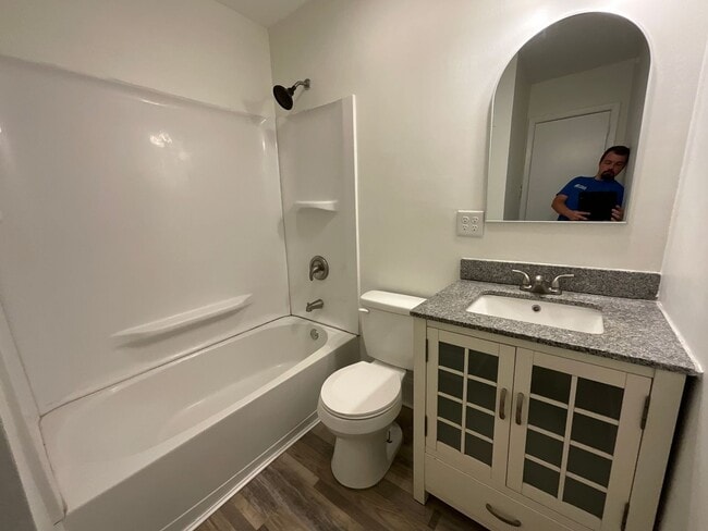 Foto del edificio - 4026 Sedgewood Ln