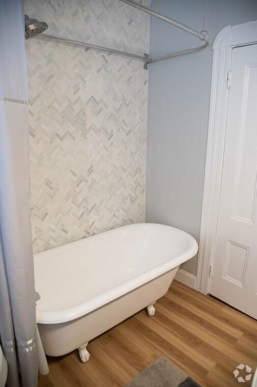 Frederick Law Olmstead District Apartments for Rent with Hardwood