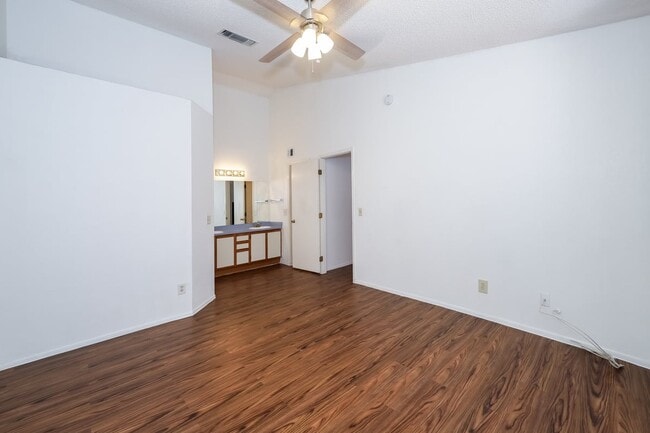 Building Photo - 10043 E Bryonwood Ln