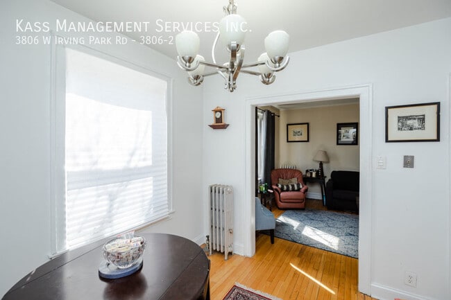 Foto del edificio - 3806 W Irving Park Rd