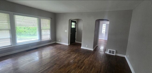 Building Photo - 2 properties on 2+ acres in south east springfield