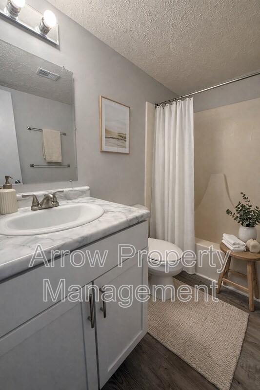 Building Photo - 660 S 20th St