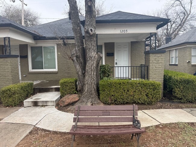 Building Photo - Charming 1-Bedroom, 1-Bathroom Duplex!