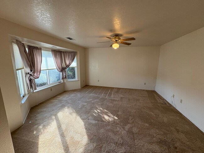 Building Photo - Cozy NW Visalia Home Available Now!