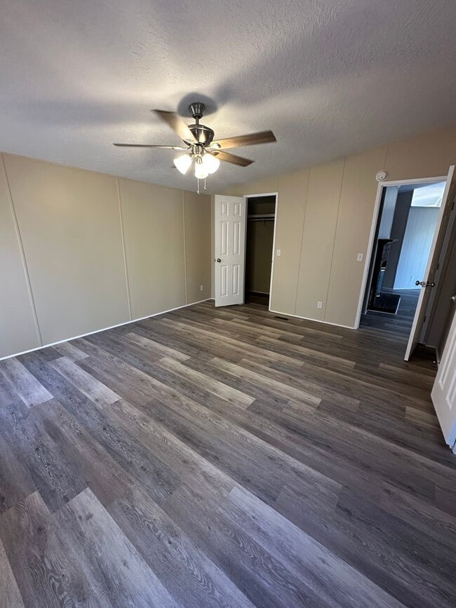 Foto del edificio - 3 Bed 2 Bath Waterfront Property - Under Renovations