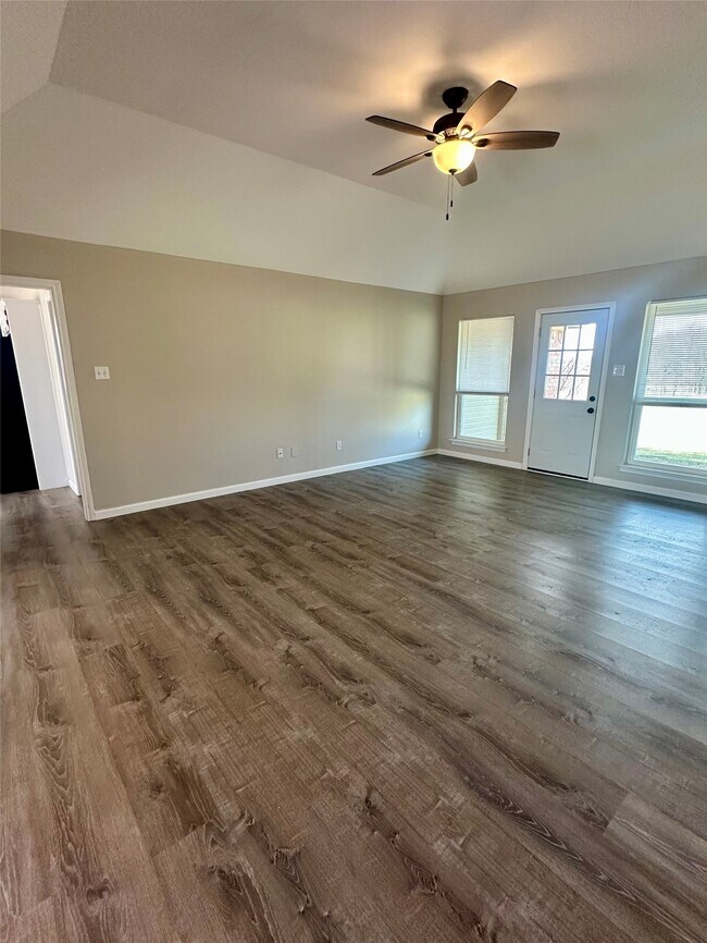 Building Photo - 127 Lori Dr