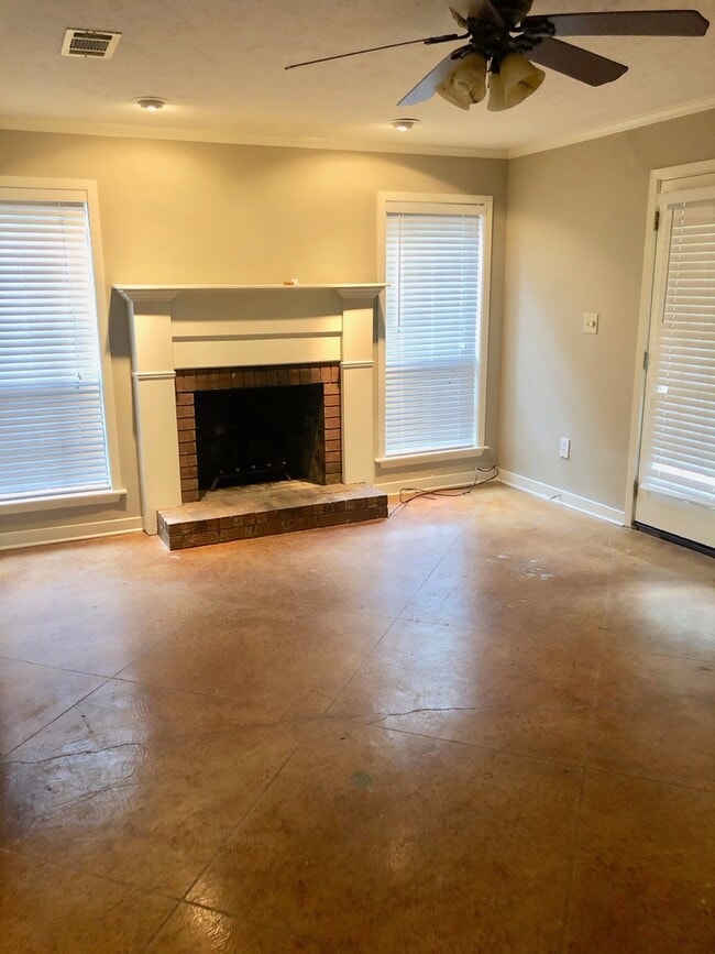 Building Photo - 2 bed, 1.5 bath in Brandon!