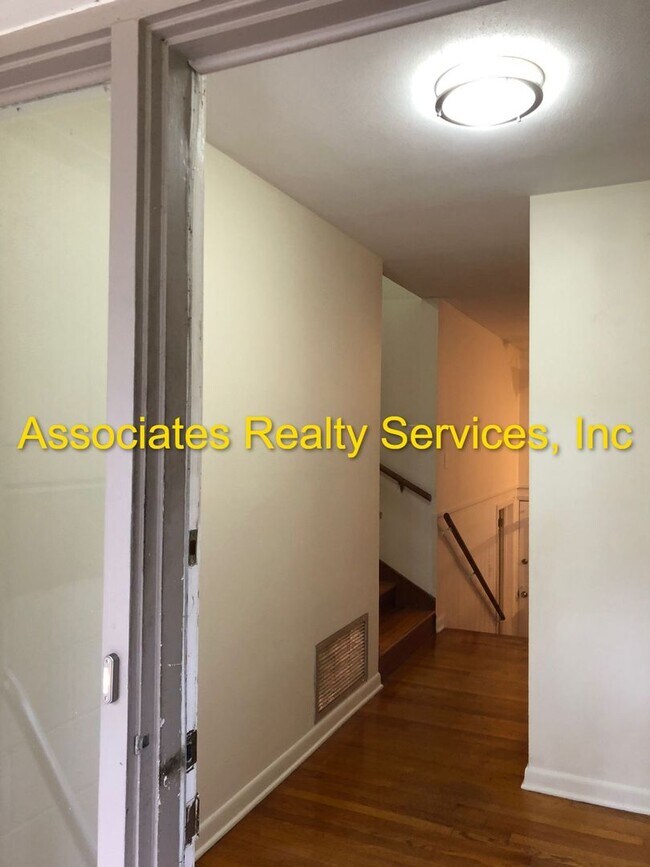 Building Photo - NEWLY REMODELED, 4br/2b in quiet neighborh...