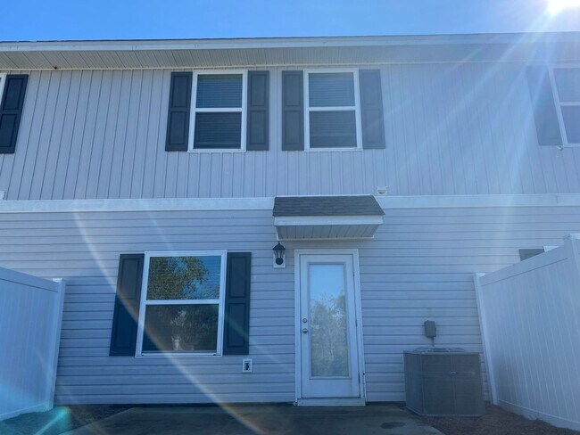 Foto del edificio - Spacious Modern Townhome; Conveniently Loc...