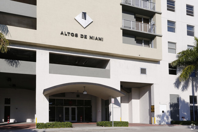 Building Photo - Altos De Miami