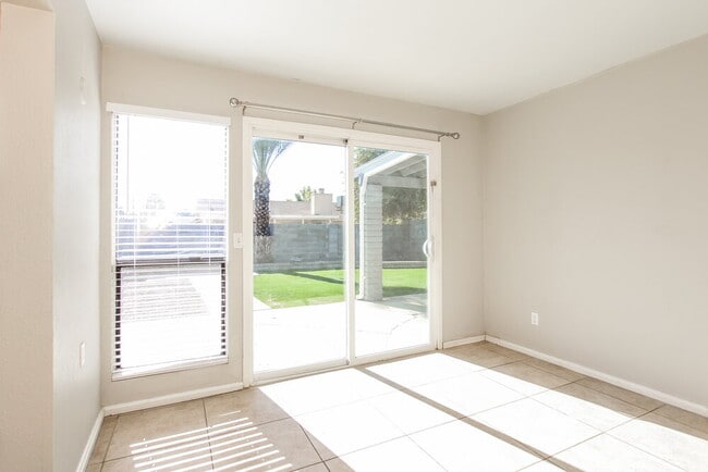 Building Photo - 5523 W Villa Maria Dr