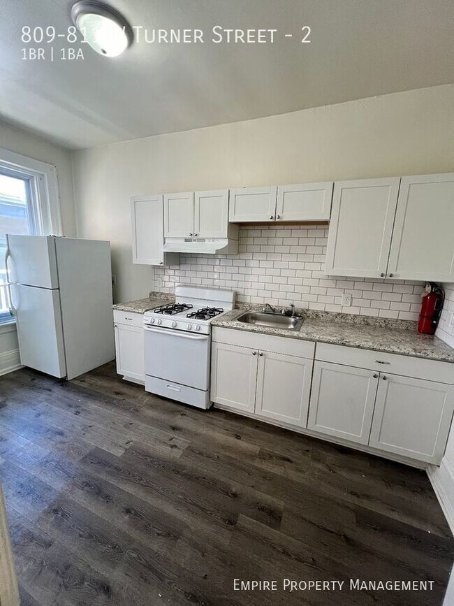 Building Photo - 2nd Floor: 1 Bedroom/ 1 Bathroom Apartment...