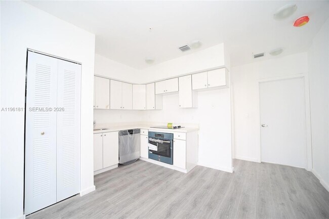 Building Photo - 810 7th St