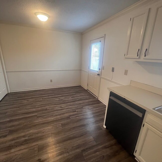 Building Photo - 2700 Thackery Rd