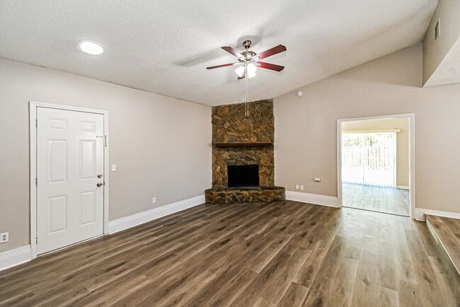 Building Photo - 810 Hardwood St