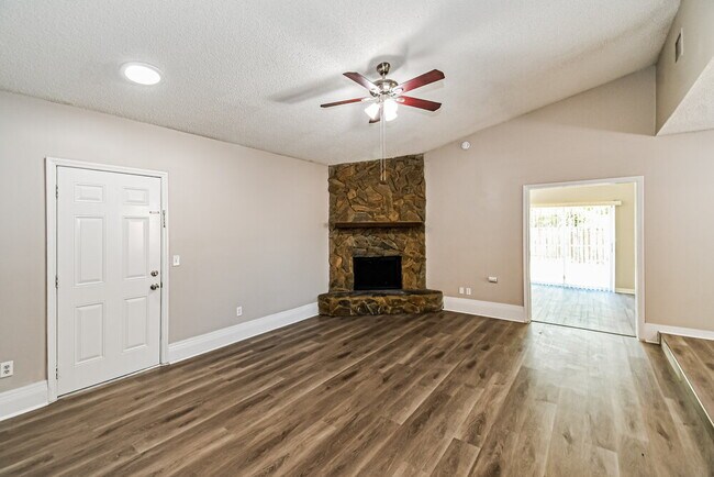 Foto del edificio - 810 Hardwood St