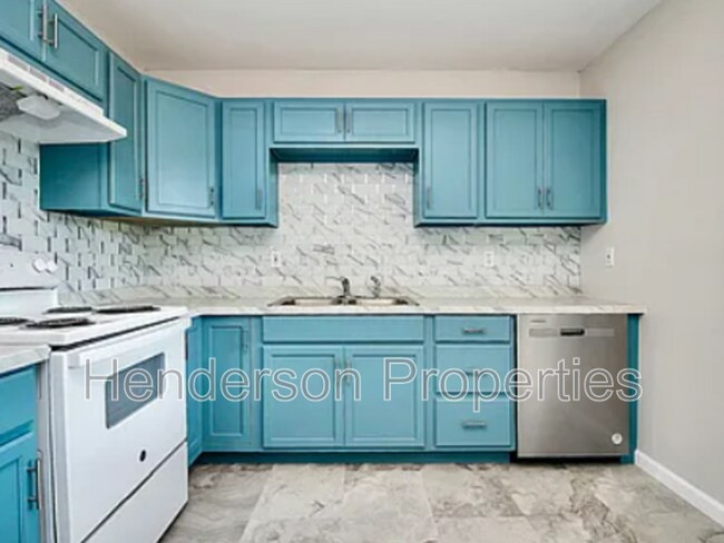 Building Photo - 2244 English Dr