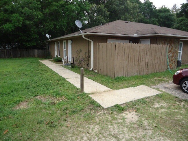 Building Photo - 2 bed 2 bath updated apartment in NW Pensa...