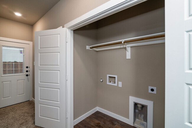 Building Photo - AVAILABLE NOW! GORGEOUS 3 BEDROOM DUPLEX LOCATED IN MIDLOTHIAN ISD!