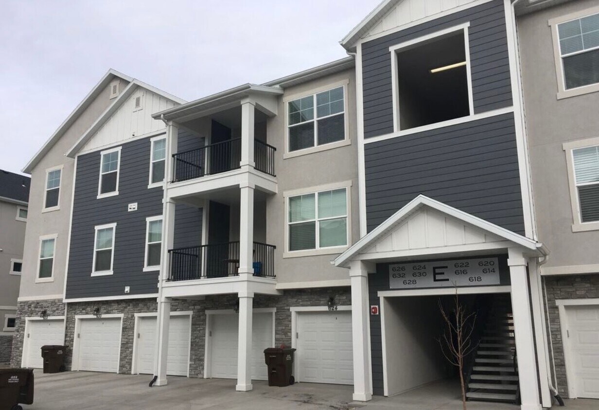Foto principal - 624 N Emery Ln