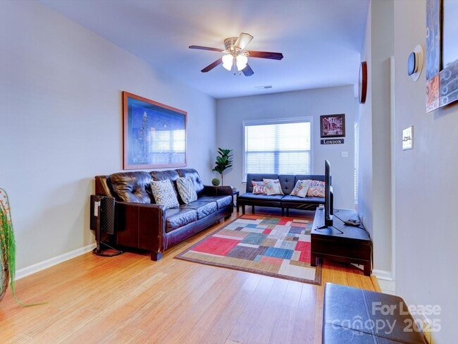 Foto del edificio - 2107 Lennoxshire Square Ct