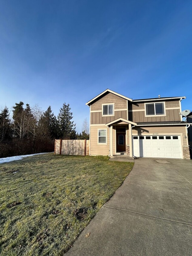 Primary Photo - Large 4 bedroom 2 1/2 bath home approx. 16...