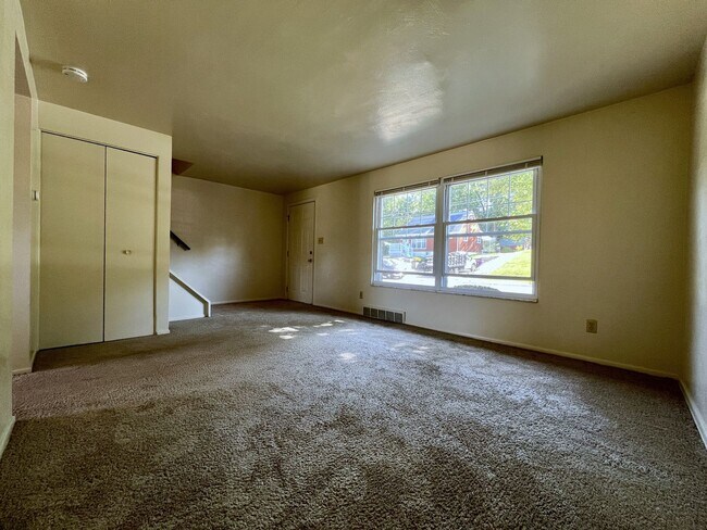 Foto del edificio - Lovely 2BR Townhome at Regency Place! Spacious Rooms -Attached Garage & Yard! Tour Today!
