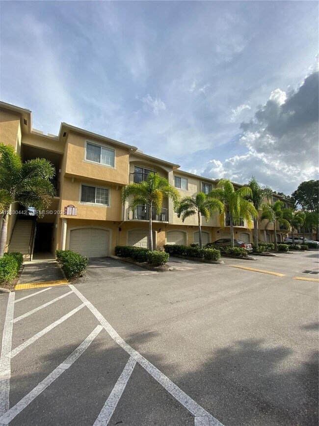 Foto del edificio - 300 Crestwood Ct N