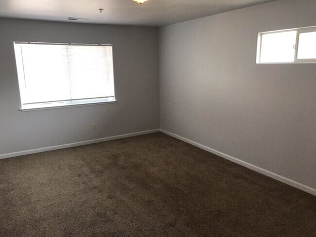 Building Photo - Nice 2 bedroom Windsor Townhouse