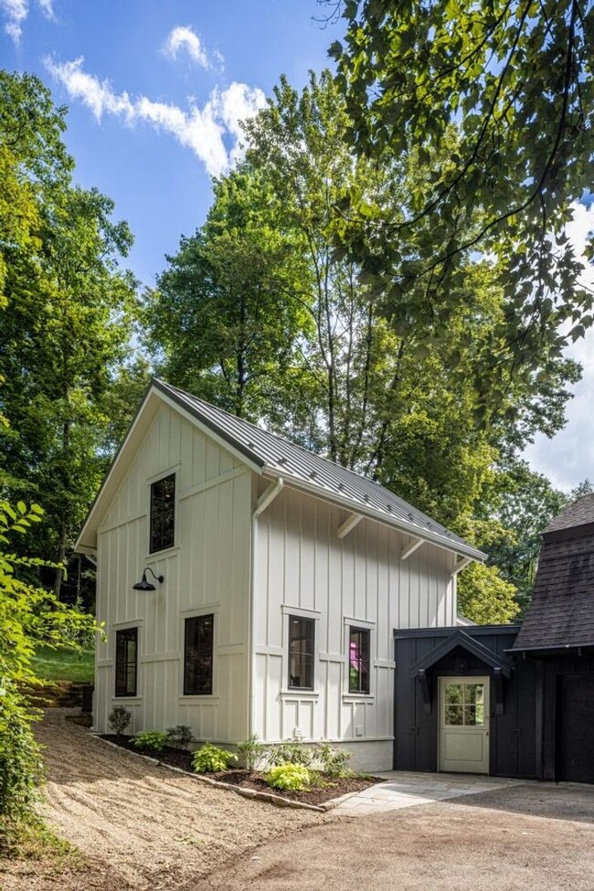 Building Photo - Exquisite home in Fox Chapel