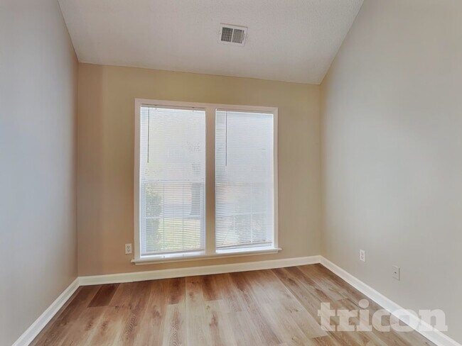 Foto del edificio - 1240 Bacardi Ct