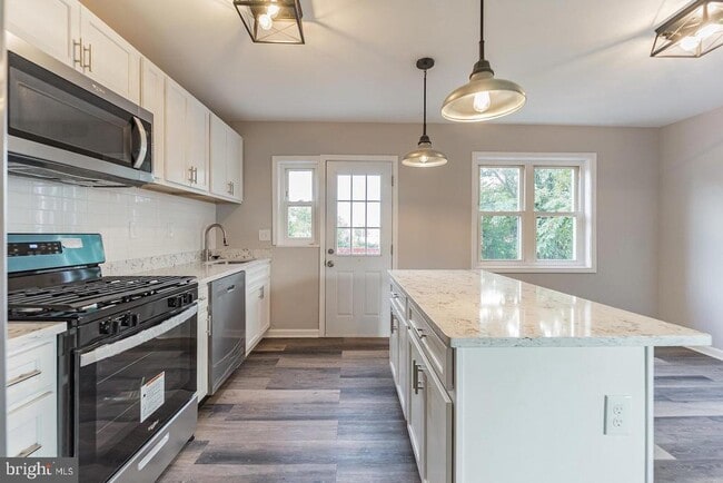 Building Photo - 4011 Mortimer Ave