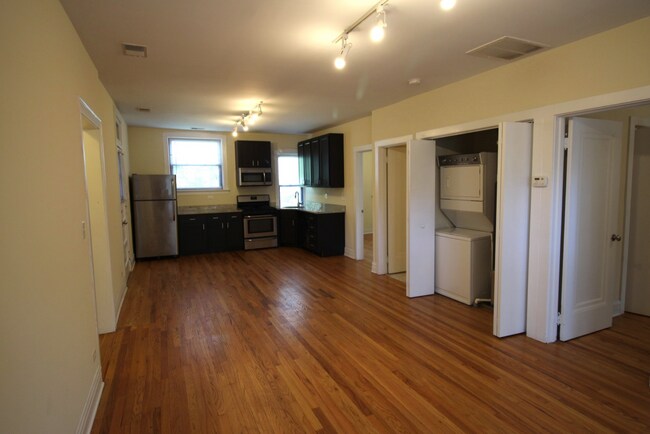 Open Concept Living/Dining - 3717 N Leavitt St