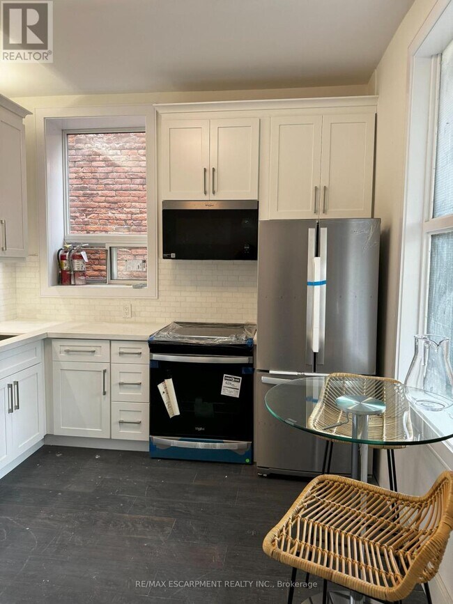 Photo du bâtiment - 7 Barton St E