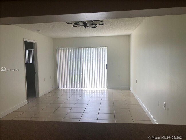 Building Photo - 1032 Lake Victoria Dr