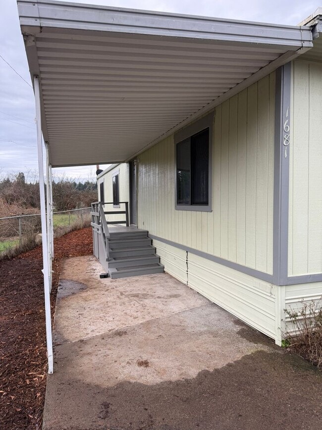 Building Photo - Updated 3 bedroom 2 bathroom house in Springfield!