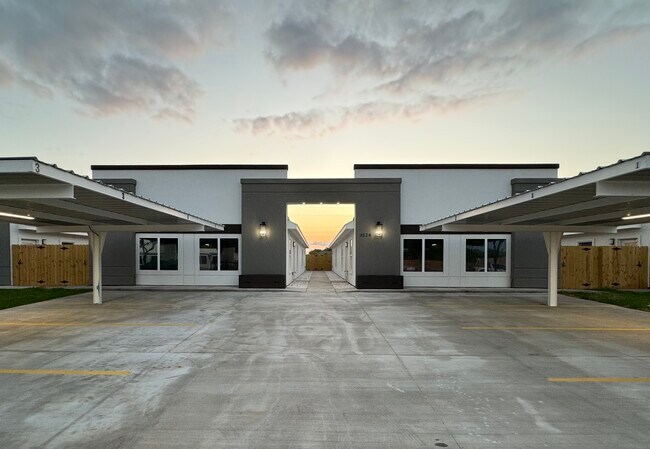 Building Photo - 3524 S Dominque Dr