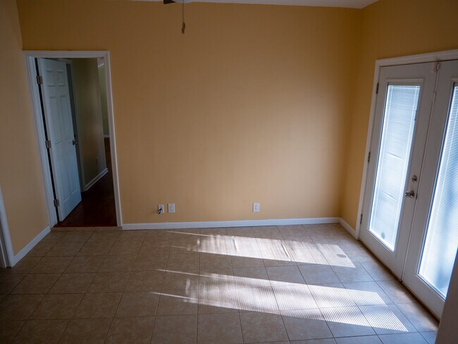 Building Photo - 2017 Rosecliff Dr